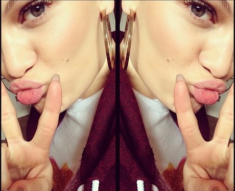 Jessie J throws a peace sign while watching The Voice Uk