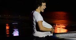 Harry Styles pretending to be pregnant
