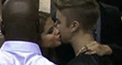 Justin Bieber and Selena Gomez kissing at Billboar