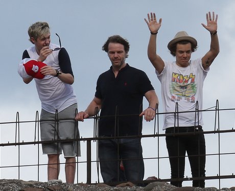 Harry Styles waving to fans in Verona