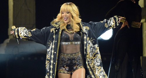 Rihanna performs on Dimonds tour