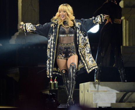 Rihanna performs on Dimonds tour