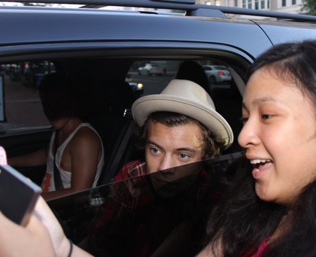 Hary Styles and fan posing in a car window