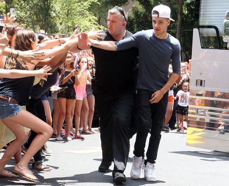 Liam Payne mobbed by fans