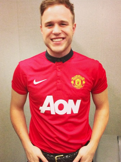 olly murs wearing a Manchester United football shirt