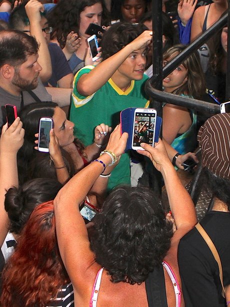 Harry Styles mobbed in New York