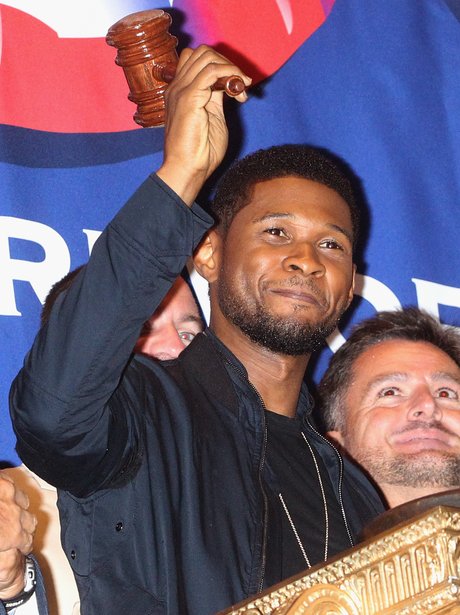 Usher rings the closing bell at the New York Stock