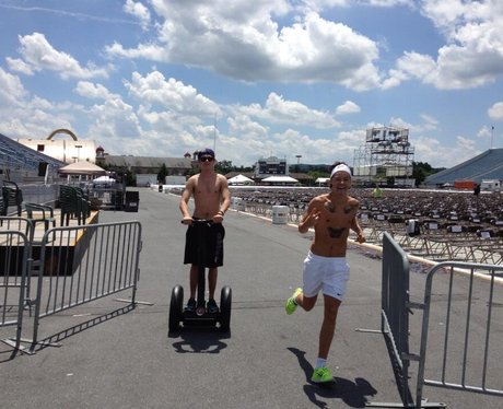 Harry and Niall go jogging topless
