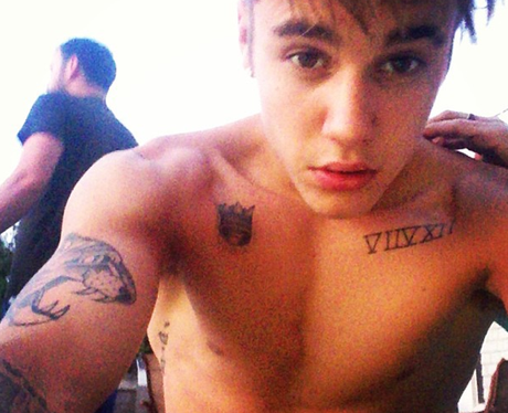 Justin Bieber posts a topless selfie