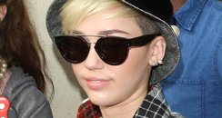 Miley Cyrus mobbed by fans in London
