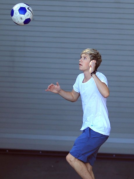One Direction's Niall Horan Plays Football During A Break ...