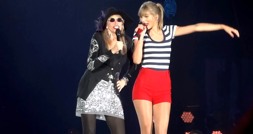 Taylor Swift Performs Youre So Vain With Carly Simon