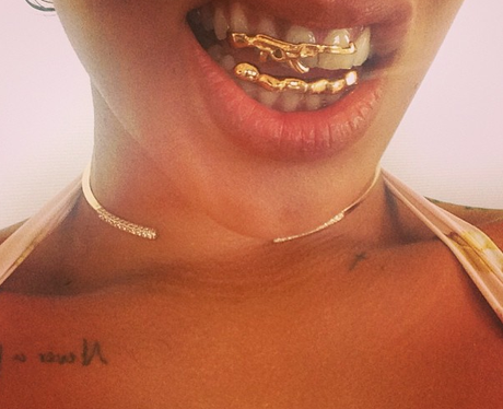 Rihanna wearing teeth grilz
