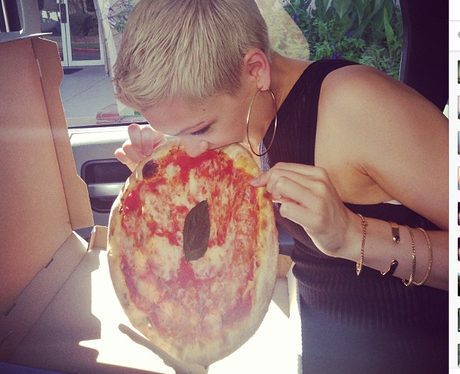 jessie j eating pizza