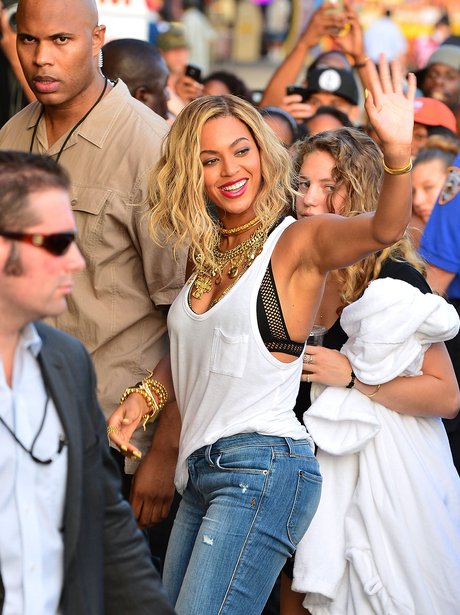Beyonce mobbed in the Coney Islands