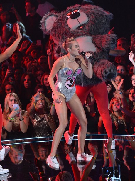 Miley Cyrus 10 Most Unforgettable Moments From Her Mtv Vmas 8490