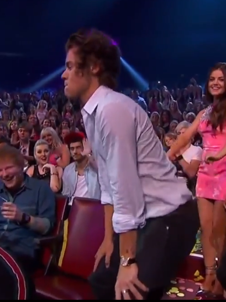 Harry Styles twerks at the Teen Choice Awards 2013