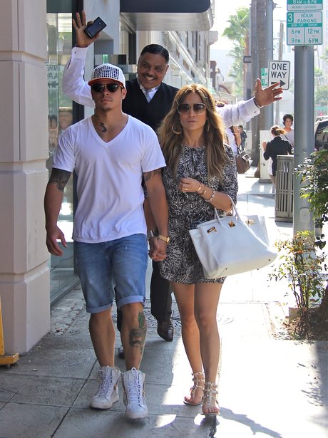 Jennifer Lopez and Casper Smart photobomb