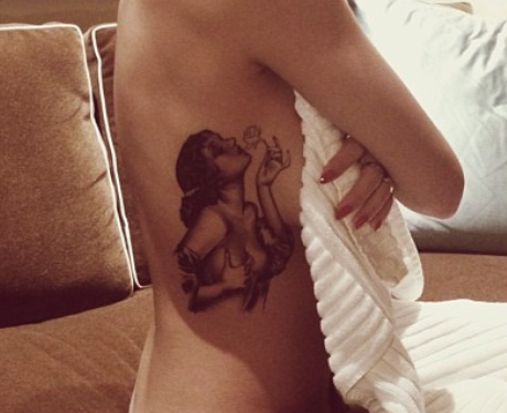 Rita Ora shows off her new tattoo