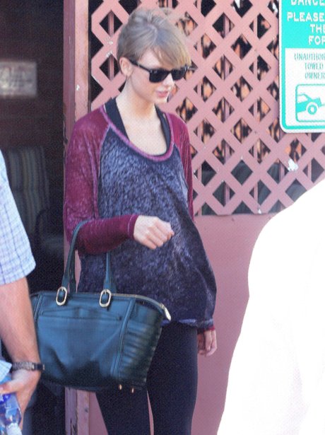 Taylor Swif wearing exercise clothes