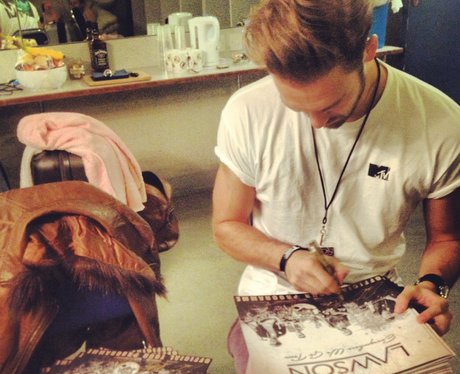 andy signing autographs
