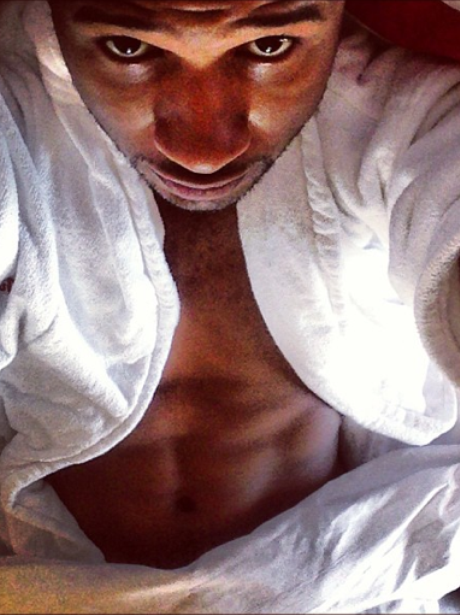 Usher shows off abs