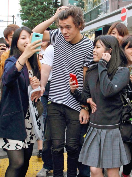 Harry Styles gets mobbed
