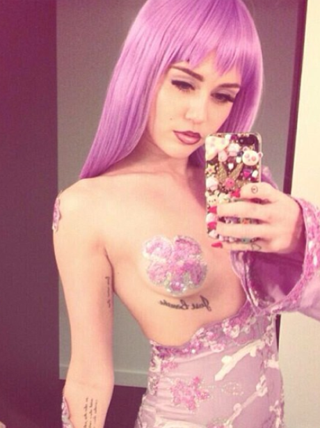 Miley Cyrus dresses as lil kim