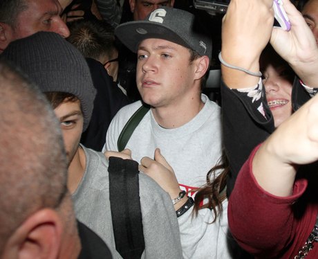 Niall Horan mobbed in at the airport