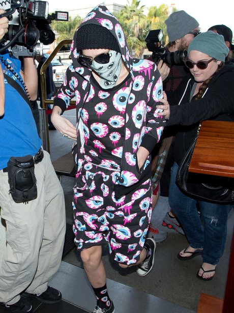 Ke$ha wearing a scalf