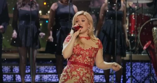 Kelly Clarkson Underneath The Tree Official Video Capital