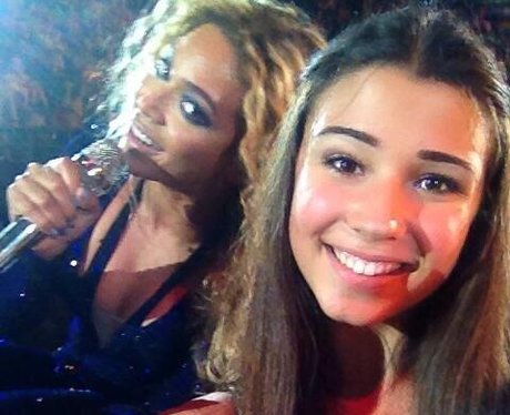 beyonce poses for a selfie with a fan
