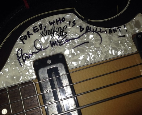 Paul McCartney signs Ed Sheerans guitar
