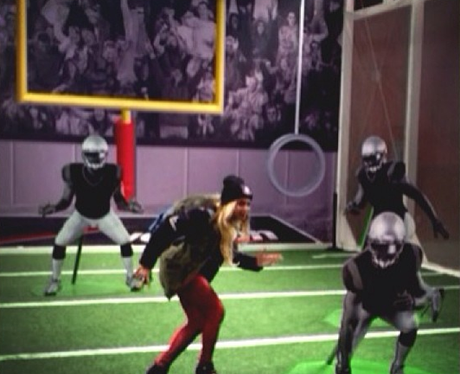 Beyonce pretends she's at the Super Bowl 2014