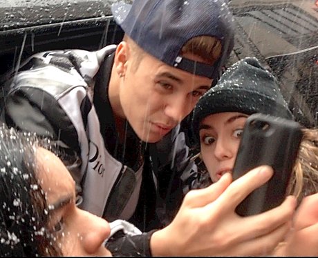 Justin Bieber poses with a fan in New York