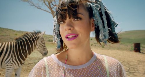 Lily Allen air balloon music video