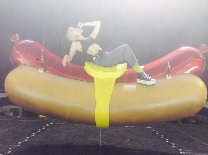Miley Cyrus rehearsing for bangerz Tour on Twitter