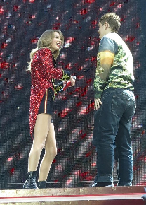 Taylor Swift Fan Storms On Stage To Hand Singer Note During Red Uk Tour Video Capital