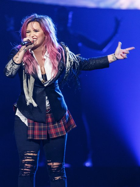 Ung dame jazz Er 2014: Demi performing live on her 'Neon Lights' tour out in Vancouver - 33  Pics... - Capital