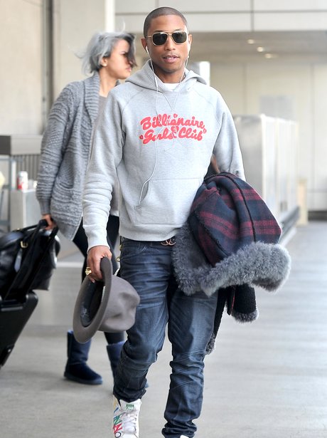 Pharrell carrying his hat
