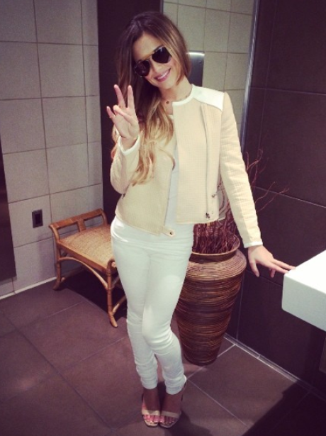 Cheryl Cole peave sign
