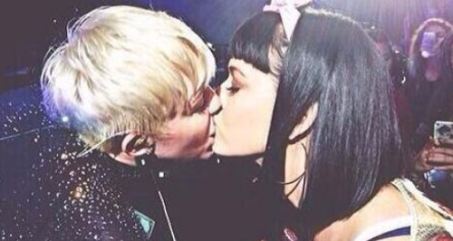 Miley Cyrus and Katy Perry Kiss