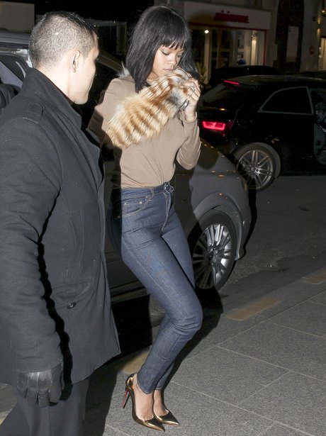 Rihanna in Paris meeting Drake for dinner