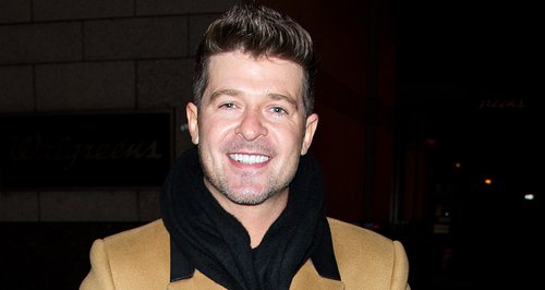 Robin Thicke smiling after split