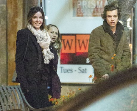 Harry Stylers pictured with 2 women in America