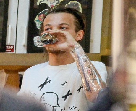 Louis Tomlinson get a new tattoo in America