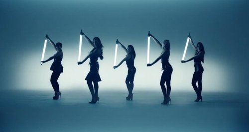 The Saturdays - 'Not Giving Up' Official Video sti