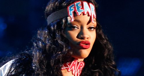 Rihanna performs at the MTV Movie Awards 2014