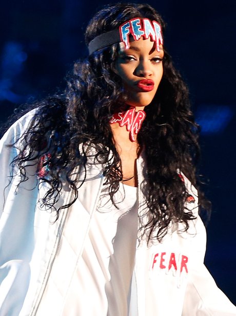 Rihanna performs at the MTV Movie Awards 2014