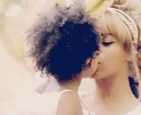 Beyonce and Blu Ivy kiss on instagram